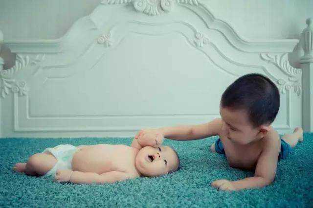 同性代生孩子网&代怀需要多少费用,做试管婴儿的条件都包含哪些！十万块钱够吗？